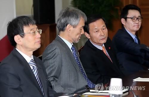 ▲ 유민봉(왼쪽 두번째) 인수위 국정기획조정분과 간사가 13일 오전 서울 종로구 삼청동 대통령직인수위원회에서 열린 17차 간사단회의에서 김장수 외교국방통일분과 간사와 이야기를 나누고 있다. 2013.2.13 ⓒ 연합뉴스