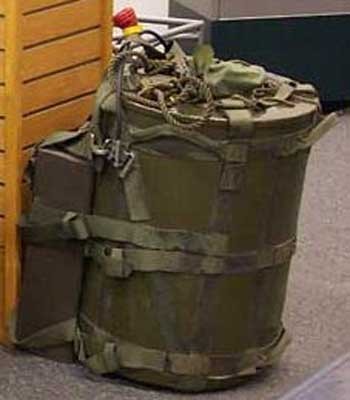 ▲ 조잡한 모습의 핵배낭. 30kg이 안되는 무게지만 파괴력은 5~20kt에 달했다.