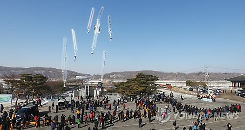 ▲ 북한 김정일 국방위원장 생일인 16일 경기도 파주시 임진각 망배단에서 탈북자단체 자유북한운동연합 회원들이 대북전단을 날려 보내고 있다.  2013.2.16 ⓒ 연합뉴스
