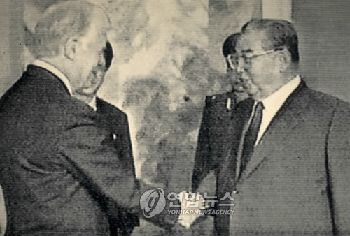 ▲ 1차 북 핵위기 때 1994년 6월에 카터가 평양을 방문, 김일정과 만나는 모습