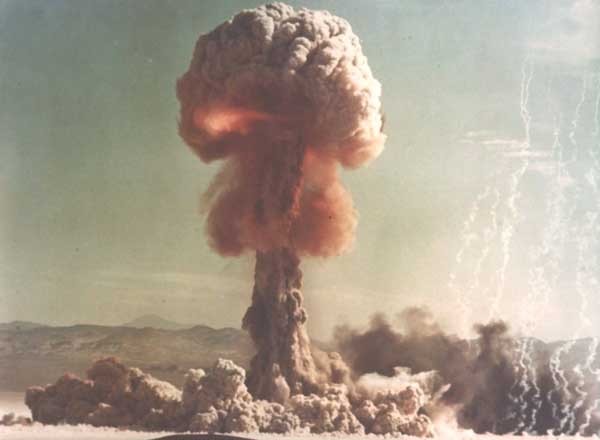 ▲ 1950년대 미국이 실시한 지상 핵실험. 핵무기를 경쟁적으로 만든 미-소 양국은 나중에 이를 폐기하기 위해 노력했다. 핵무기의 결론은 멸망이다.