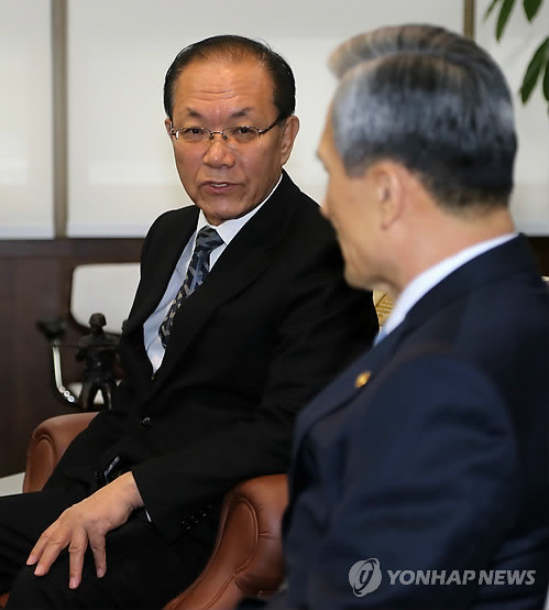 ▲ 새누리당 황우여 대표(왼쪽)와 김관진 국방장관이 14일 서울 용산구 합동참모본부에서 북핵 문제를 놓고 대화하고 있다. ⓒ연합뉴스