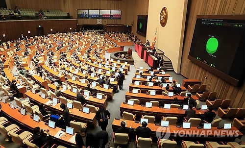 ▲ 14일 국회 본회의장에서 북한의 핵실험 규탄 결의안(대안)에 대한 수정안이 재석 185인 중 찬성 183인, 기권 2인으로 통과되고 있다. 2013.2.14 ⓒ 연합뉴스