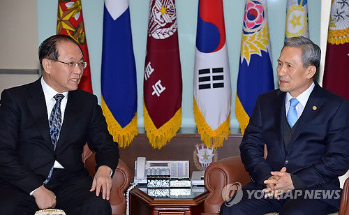 ▲ 새누리당 황우여 대표(왼쪽)와 김관진 국방장관이 14일 서울 용산구 합동참모본부에서 북핵 문제를 놓고 대화하고 있다. ⓒ연합뉴스