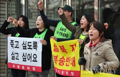 ▲ 옥인교회 앞에서 자원봉사자들이 구호를 외치고 있다. ⓒ 정상윤 기자