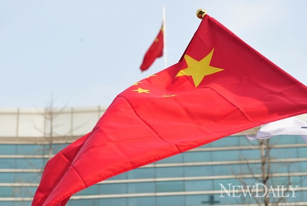 ▲ 종로구 주한중국대사관 앞 오성홍기가 내걸렸다. ⓒ 정상윤