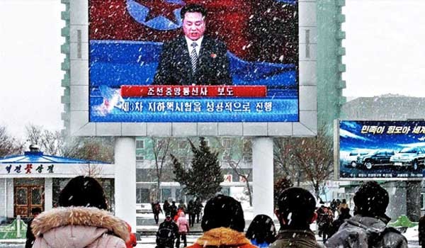 북한 관영 조선중앙통신이 핵실험 소식을 보도하자 평양 시민들이 지켜보고 있다.[사진: 연합뉴스]