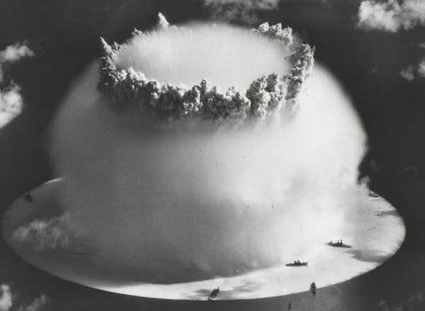 미국이 실시했던 수면 핵실험의 모습. 폭발력은 1mt(메가톤. TNT 100만 톤)급 이상이었다. 해상에서의 핵폭발은 항구를 못쓰게 만든다.