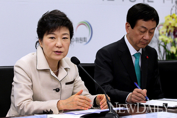 ▲ 박근혜 대통령 당선인이 15일 야권을 향해 “한 번 도와달라”며 정부조직법 개편안 처리를 주문한 데는 자칫 취임 이후에도 내각이 갖춰지지 않은 ‘반쪽짜리 정부’가 될 공산이 크기 때문이다. ⓒ 뉴데일리