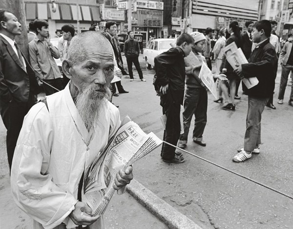 ▲ 중구 명동 Myeong-dong Jung-gu, Gelatin silver print, 27.9×35.5cm, 1971 ⓒ 홍순태