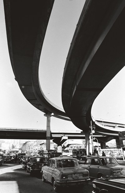 ▲ 청계천 삼일고가 Samilgoga over Cheonggyechoen, Gelatin silver print, 35.5×27.9cm, 1971 ⓒ 홍순태