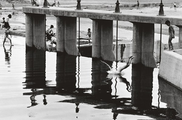 ▲ 청계천 하류 The lower Cheonggyechoen, Gelatin silver print, 27.9×35.5cm, 1968 ⓒ 홍순태