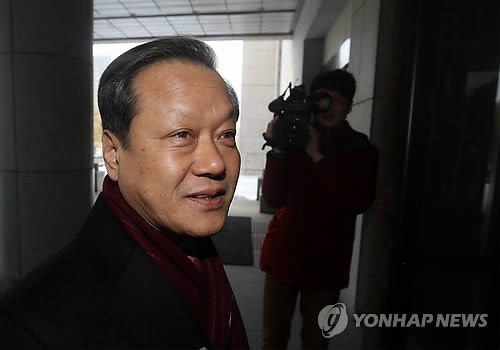 ▲ 부동산 개발사의 사업 추진에 협조해주고 그 대가로 1억3천만원을 받은 혐의(특가법상 알선수재) 등으로 불구속 기소된 최열 환경재단 대표가 15일 오전 서울 서초동 대법원에서 열린 선고공판에 참석하고 있다. ⓒ연합뉴스