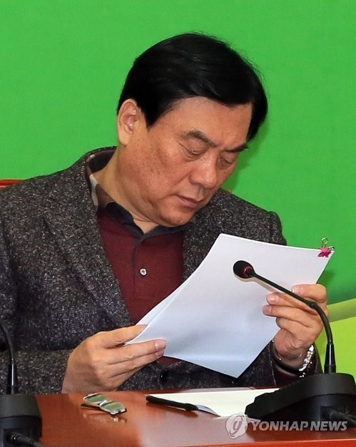 ▲ 민주통합당 박기춘 원내대표가 17일 오전 국회 원내대표실에서 총리 및 장관 후보자 인사청문 간사단과 함께 연 기자간담회에서 자료를 살펴보고 있다. 2013.2.17 ⓒ 연합뉴스