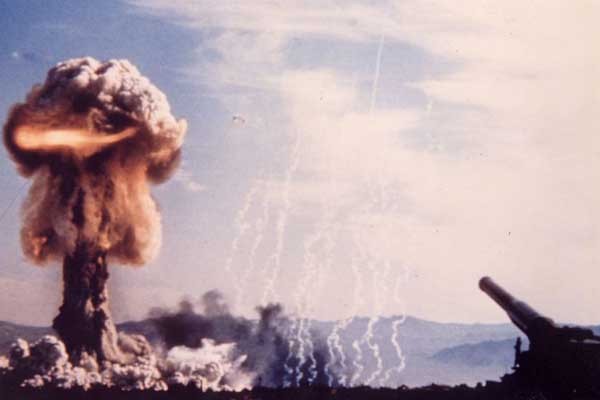 ▲ 1950년대 미군이 포병용 전술핵무기를 실험하는 장면.