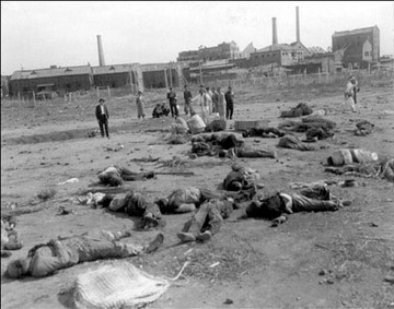 ▲ 1950.10.22 평양, 북한 주민의 학살 현장.자료: 6·25전쟁60주년 사업위원회(국가기록원 / NARA / 군사편찬연구소) 한국전쟁은 슬픈 상처를 남기고 있다. 김일성이 저지른 한국전쟁은 우리나라 민간인 피해만 100여만명에 이른다. 종북주의자들은 같은 시기의 이승만 대통령에 대한 평가는 혹독한 반면 김일성에게는 침묵하고 있다.