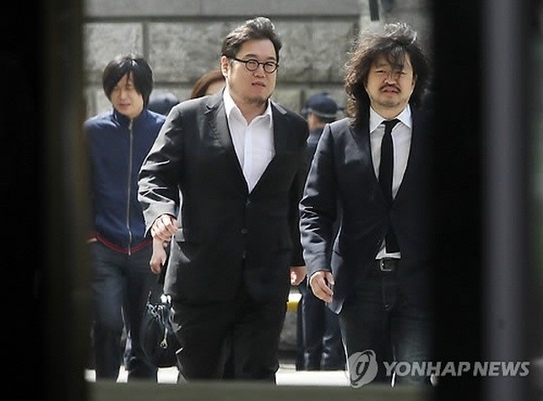 ▲ 지난해 서울 종로구 서울지방경찰청에 출두하고 있는 김용민과 김어준.  ⓒ 연합뉴스