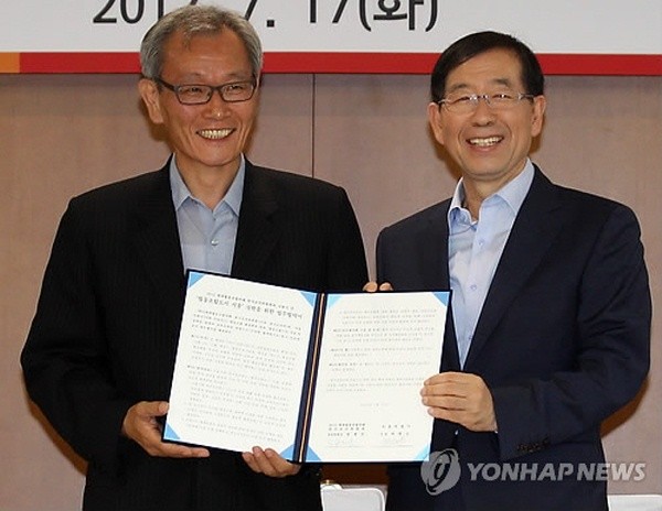 ▲ 지난해 7월 서울시가 '세계협동조합의 해 한국조직위원회'와 업무협약을 체결하는 모습. 박원순(우측) 시장과 정재돈 한국조직위 상임위원장이 기념 촬영을 하고 있다.   ⓒ 연합뉴스