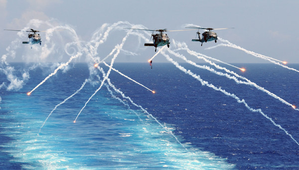 ▲ Seahawk 헬기의 공격 훈련 해상, 수중, 공중 등 입체적인 북한의 도발에 대응하기 위하여 해상공격 헬기의 충분한 확보가 요청된다.