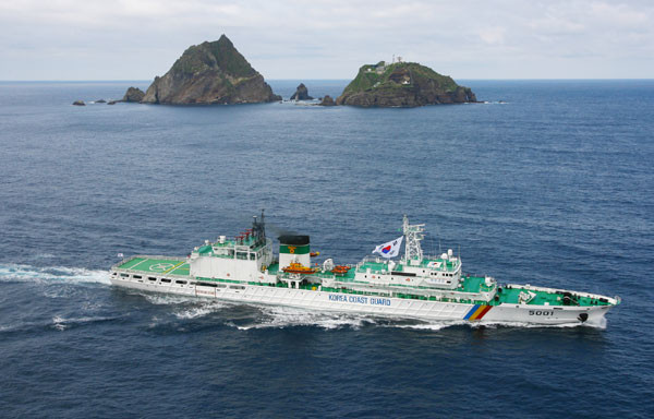 ▲ 동해해양경찰서 소속의 경비함이 독도 주변을 경비하고 있다.
