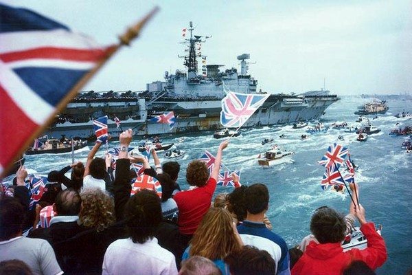 ▲ Falklands 해전에 출정하는 영국 군함과 환송식(1982) 국제정치 용어인 균형자의 모델 국가인 영국은 강한 해군력을 바탕으로 국제정세에 있어서 중심역할을 수행할 수 있었다. 1982년 당시 지구를 한바퀴 돌아서 전쟁을 수행한 영국은 압도적인 해군력으로 아르헨티나 앞바다에서 Falklands를 지켜내었다.