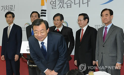 ▲ 이정현 청와대 정무수석 내정자가 19일 오전 서울 종로구 삼청동 대통령직인수위원회에서 기자회견을 마친 뒤 인사를 하고 있다. 뒷줄 오른쪽부터 최성재 고용복지수석, 주철기 외교안보수석, 조원동 경제수석, 최순홍 미래전략수석, 모철민 교육문화수석 내정자. ⓒ 연합뉴스