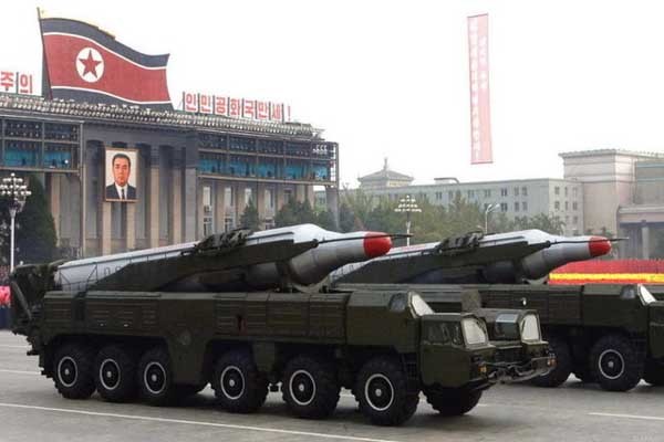 ▲ 북한이 김일성 생일 100년에 공개한 이동식 탄도탄. IRBM급으로 추정된다. 이란도 유사한 탄도탄을 보유하고 있다고 한다.