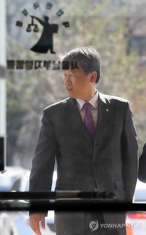 ▲ 19일 서울남부지법에서 열린 선고공판에 참석하기 위해 법원에 들어서는 김선동 의원.ⓒ 연합뉴스