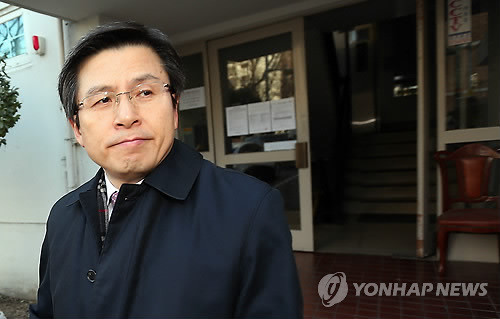 ▲ 황교안 법무부 장관 내정자가 19일 오전 출근을 위해 서울 잠원동 자택을 나서고 있다. ⓒ연합뉴스