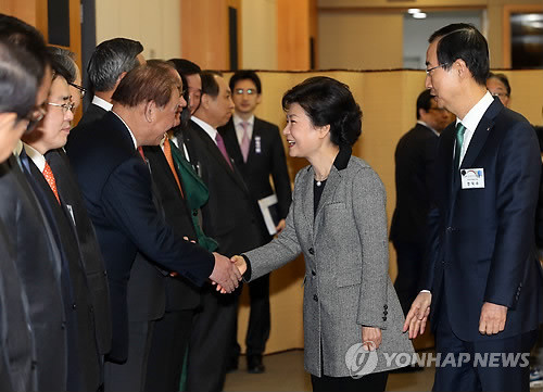 ▲ 박근혜 대통령 당선인이 20일 서울 삼성동 한국무역협회에서 한덕수 무역협회장의 안내로 기업인들과 인사하고 있다. ⓒ 연합뉴스