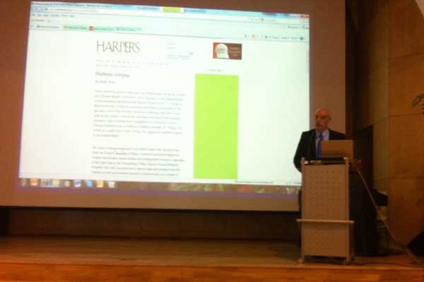 ▲ 20일 한국을 방문한 야콥 라비 박사가 중국 공산당의 장기매매사업에 대해 폭로하고 있다.