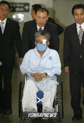 2004년 5월17일 구속집행정지로 병원치료중인 박지원 전 청와대 비서실장이 서초구 서울고등법원에 안대와 마스크를 한 채 휠체어를 타고 출석하고 있다. ⓒ연합뉴스
