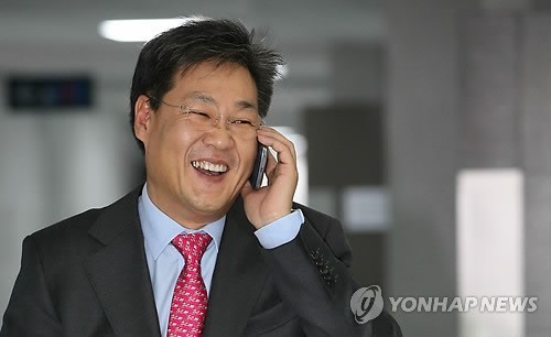 ▲ NLL과 관련한 남북 정상의 비공개 대화록이 있다는 주장을 해온 새누리당 정문헌 의원이 21일 오후 국회 의원회관에서 환한 표정으로 전화통화를 하며 의원실로 들어가고 있다. ⓒ연합뉴스