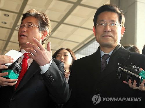 ▲ 남북 정상의 비공개 대화록이 있다고 주장해 민주통합당에 의해 고발된 새누리당 이철우 원내대변인(왼쪽)과 박선규 인수위 대변인이 31일 오전 서울 서초구 서초동 서울중앙지검에서 조사를 받기 위해 출석하며 취재진의 질문에 답하고 있다. ⓒ연합뉴스