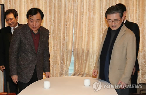 ▲ 새누리당 이한구 원내대표와 민주통합당 박기춘 원내대표가 17일 오후 서울 여의도 한 식당에서 만나 정부조직법 처리와 관련해 논의하기 위해 자리에 앉고 있다. ⓒ연합뉴스