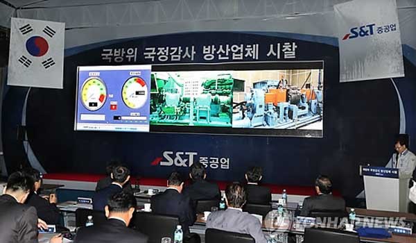 ▲ 2012년 10월 S&T중공업으로 시찰을 간 국회 국방위 의원들. S&T중공업은 2003년 통일중공업을 인수했다.