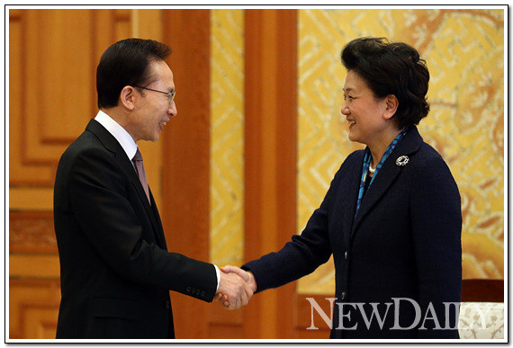 ▲ 이명박 대통령은 임기 마지막 날인 24일 청와대에서 류옌둥 중국 공산당 정치국 위원을 접견했다.ⓒ뉴데일리