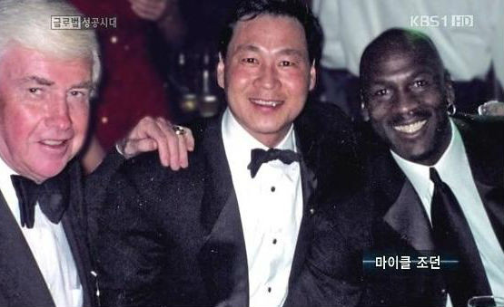 ▲ 김종훈 미래창조과학부 장관 내정자(가운데)와 농구황제 마이클 조던(우측)이 환한 표정으로 사진촬영하는 모습. ⓒKBS1 성공시대 방송화면