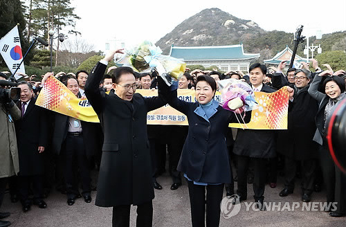 ▲ 이명박 대통령과 부인 김윤옥 여사가 24일 오후 청와대를 떠나며 직원들의 환송에 '하트마크'를 그리며 감사의 인사를 전하고 있다. ⓒ 연합뉴스