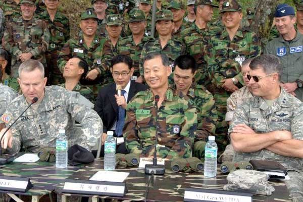 ▲ 좌청룡 우백호? 벨 前연합사 사령관과 김병관 당시 연합사 부사령관이 美7공군 사령관과 앉아 있다.