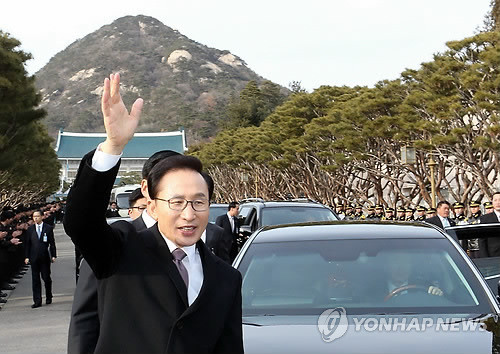 ▲ 청와대 떠나는 17대 대통령 이명박.ⓒ연합뉴스
