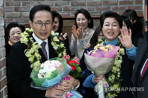 ▲ 이명박 대통령과 김윤옥 영부인이 논현동 사저로 돌아와 주민들의 꽃다발을 받았다.ⓒ연합뉴스
