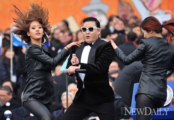 ▲ 지난해 대선 당시 박근혜 후보의 유세 현장에 참석한 가수 은지원.  ⓒ 뉴데일리 DB