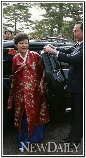 ▲ 박근혜 대통령이 25일 외부 일정을 마치고 청와대로 들어가고 있다. ⓒ 뉴데일리