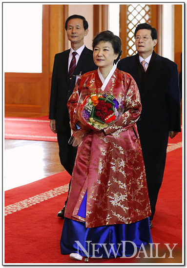 ▲ 박근혜 대통령이 25일 외부 일정을 마치고 청와대로 들어가고 있다. ⓒ 뉴데일리