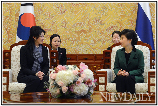 ▲ 박근혜 대통령이 취임 첫날인 25일 청와대에서 잉락 태국 총리를 접견하고 있다. ⓒ 뉴데일리
