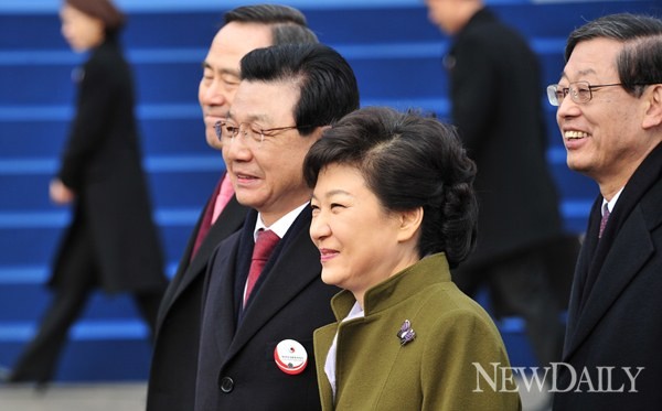 ▲ 이명박 전 대통령 환송하는 박근혜 대통령 ⓒ 정상윤