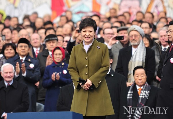 ▲ 국기에 대한 경례하는 박근혜 대통령 ⓒ 정상윤