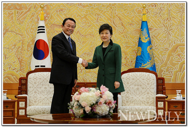 ▲ 박근혜 대통령이 25일 아소 다로 일본 부총리를 청와대에서 접견하고 있다. ⓒ 청와대 제공