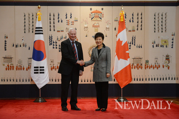 ▲ 박근혜 대통령이 25일 아소 다로 일본 부총리를 청와대에서 접견하고 있다. ⓒ 청와대 제공